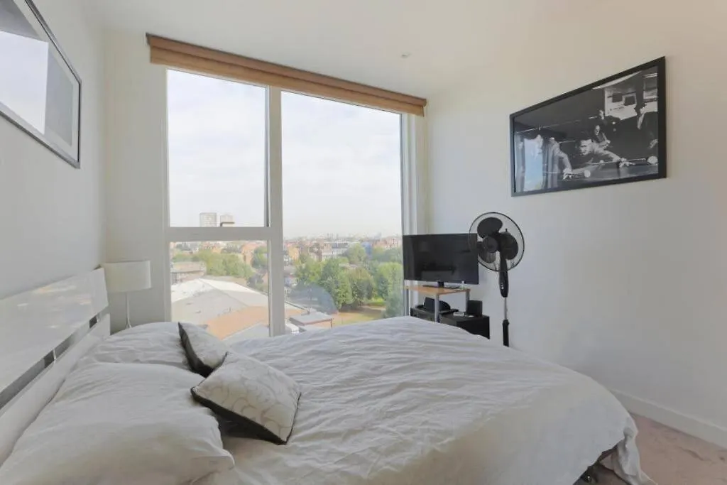 Skyview Waterside City Luxury Apartment London